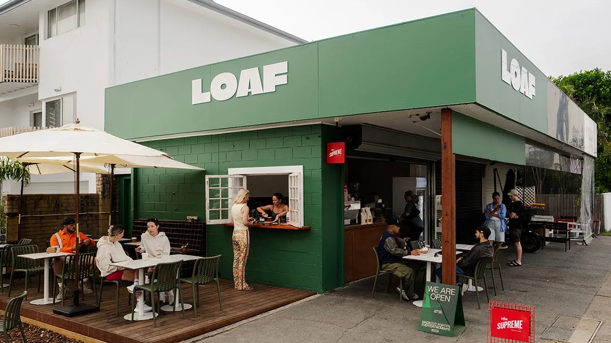 Loaf's green kiosk and outdoor tables in Palm Beach