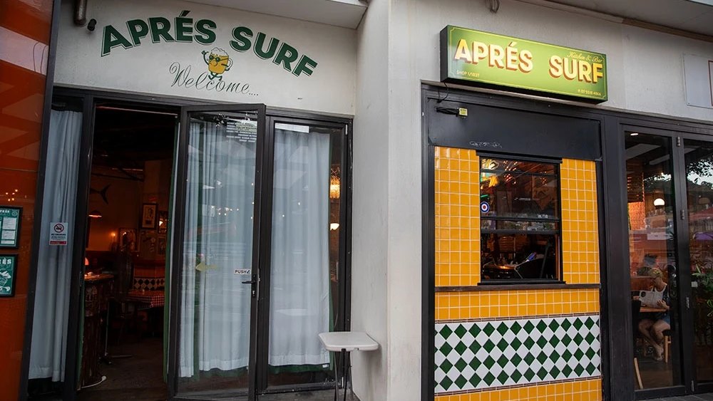 The yellow-tiled front of Apres Surf
