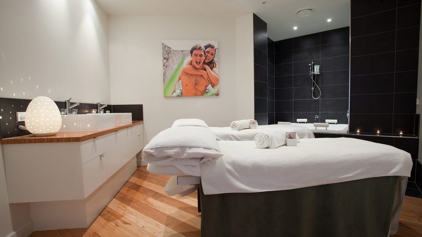 A treatment room with two massage beds at endota spa Broadbeach