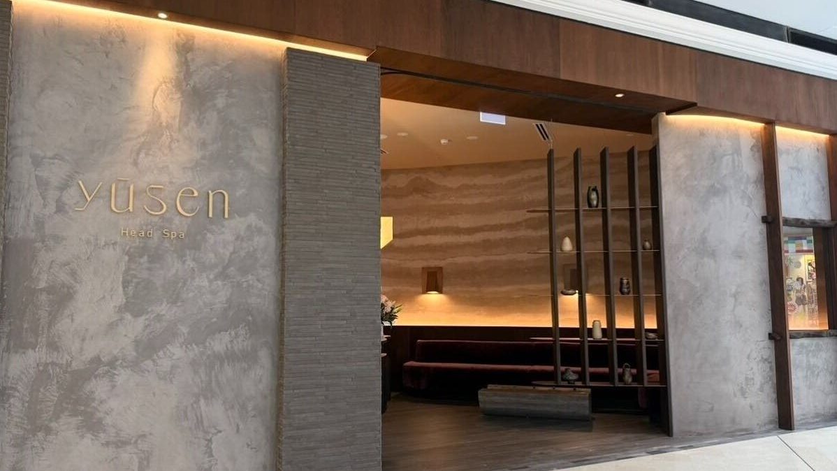 The Yusen Head Spa entrance, with its name on the wall