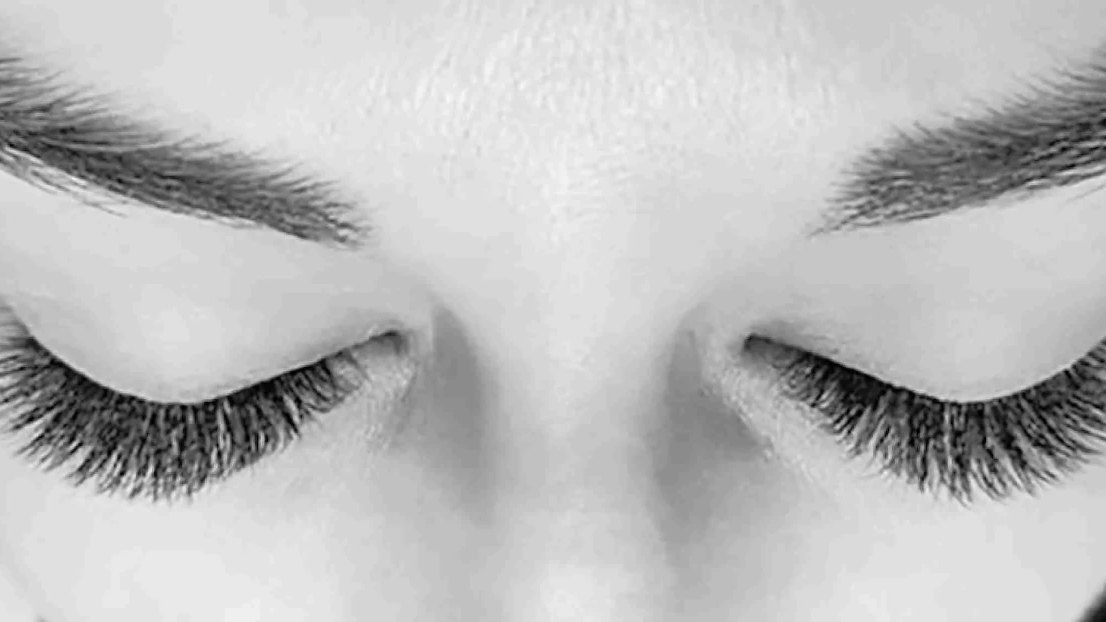 A close-up of finished lash extensions by Jaylash Beauty
